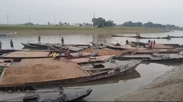 সুনামগঞ্জের ধোপাজান বালুমহালে অবৈধ ভাবে সিলিকা বালু উত্তোলন