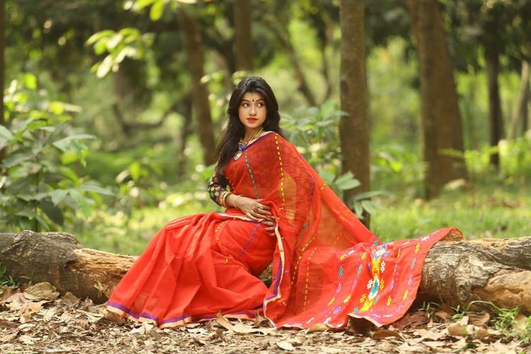 শাড়ি কেন নারীদের রূপকে আরও বেশি সুন্দর করে তোলে