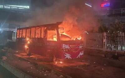 রাজধানীর রামপুরায় টিভি ভবনের সামনে বাসে আগুন