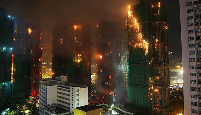 হংকংয়ে বহুতল ভবনে আগুন : নিহত ৪৪, নিখোঁজ ২৭৯