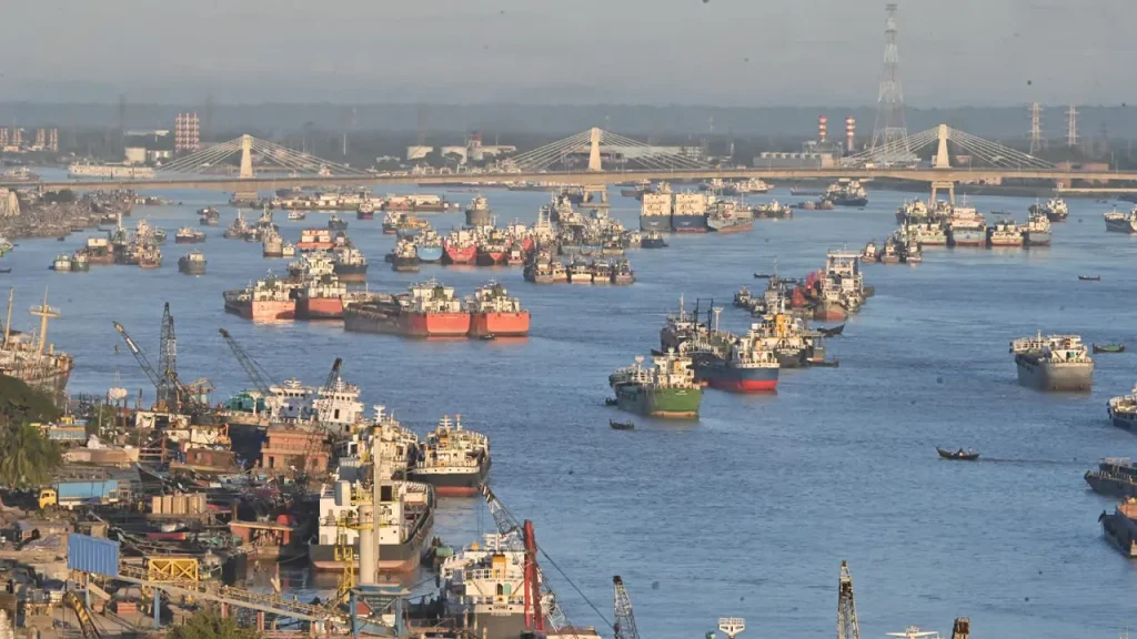 চট্টগ্রাম বন্দরে থমথমে অবস্থা,গ্রেপ্তার আতঙ্কে আন্দোলনকারীরা