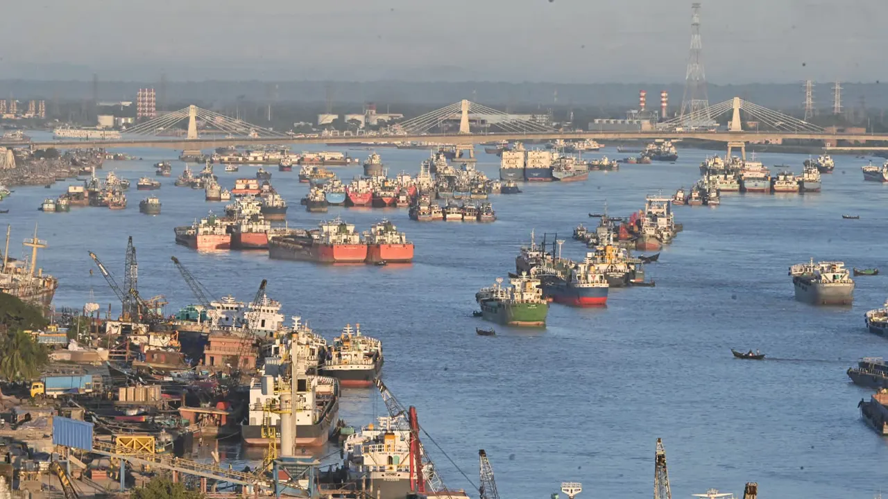 চট্টগ্রাম বন্দরে থমথমে অবস্থা,গ্রেপ্তার আতঙ্কে আন্দোলনকারীরা