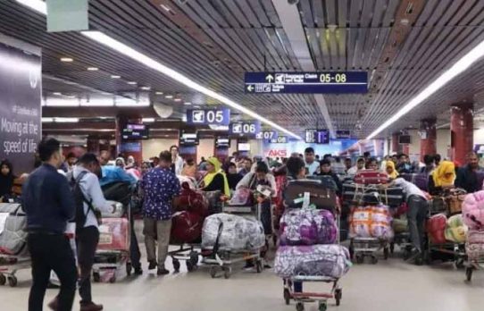 ভিসার মেয়াদে ভয় দেশে আটকে পড়া প্রবাসীদের